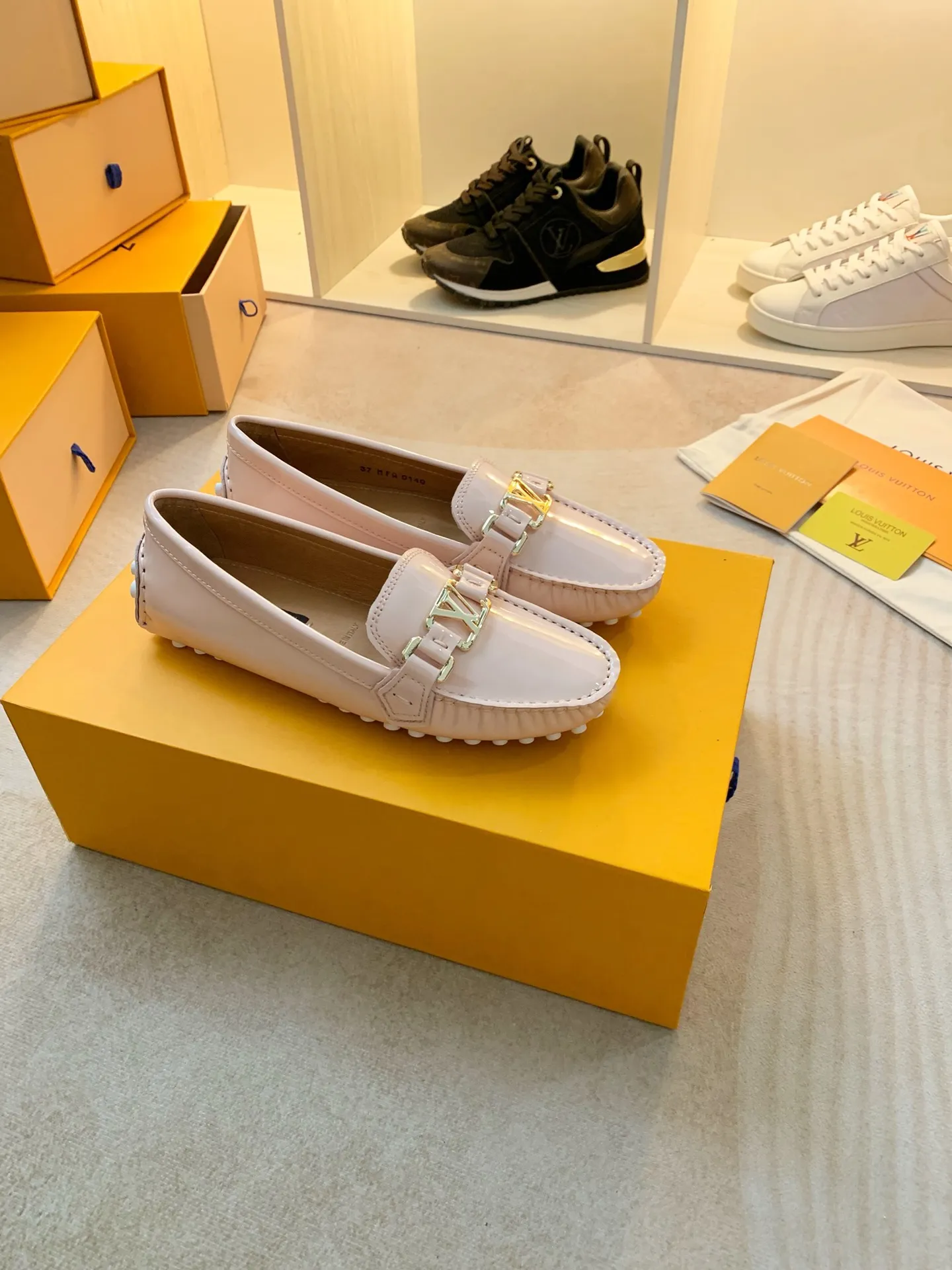 p460💰Couple model❤️🇫🇷 𝙇𝙤𝙪𝙞𝙨 𝙑𝙪𝙞𝙩𝙩𝙤𝙣 🇫🇷Louis Vuitton 2023 Classic𝓛𝓿 𝓣𝓻𝓪𝓲𝓷𝓮𝓻 Sports Series ➪➪➪¯ [Arizona Doudou Shoes Series] ▪️▪️▪️Arizona slip-on shoes are made of Monogram Eclipse canvas. Its hand-painted and dyed edges and hand-sewn uppers fully demonstrate Louis Vuitton's traditional shoemaking craftsmanship. This slip-on shoe is very lightweight. The integrated tongue and upper make it particularly comfortable and flexible. The soft outsole is equipped with rubber padding. Decorated with matching sash. Detailed features: ☑️Monogram Eclipse canvas ☑️Black Eclipse pattern ☑️Hand-painted shoe edges ☑️Hand-sewn uppers (each pair takes time to process) ☑️Integrated tongue and upper construction ☑️Outsole equipped with rubber lining ☑️size: 35_46